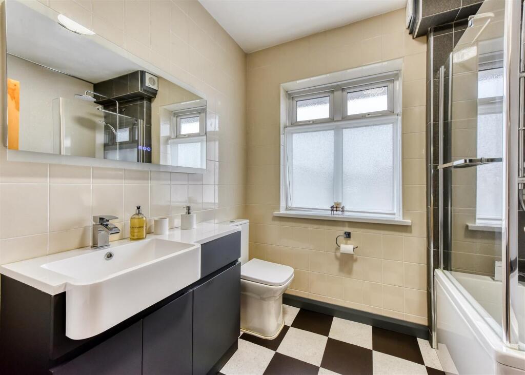 32 Highlands Road-bathroom.jpg
