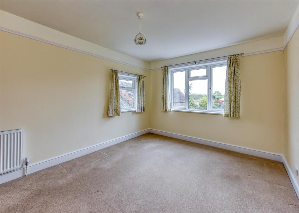 10 High Street-bed2.jpg