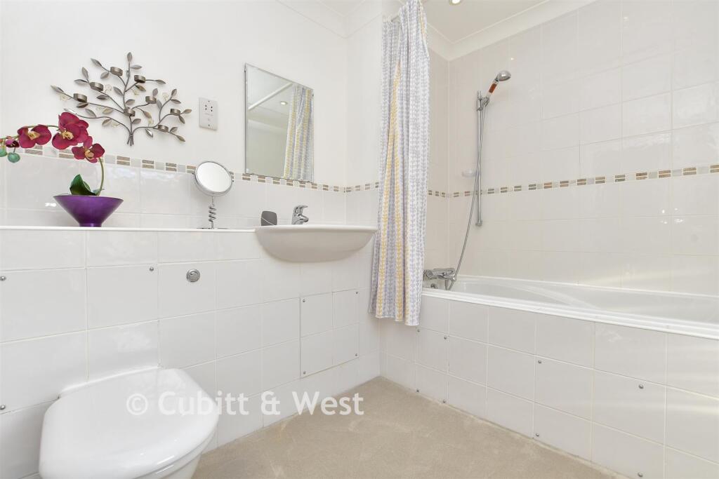 En-Suite Bathroom