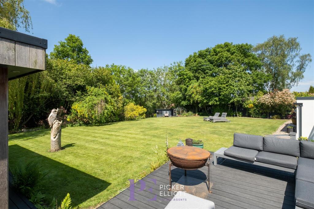 Large Landscaped Rear Garden