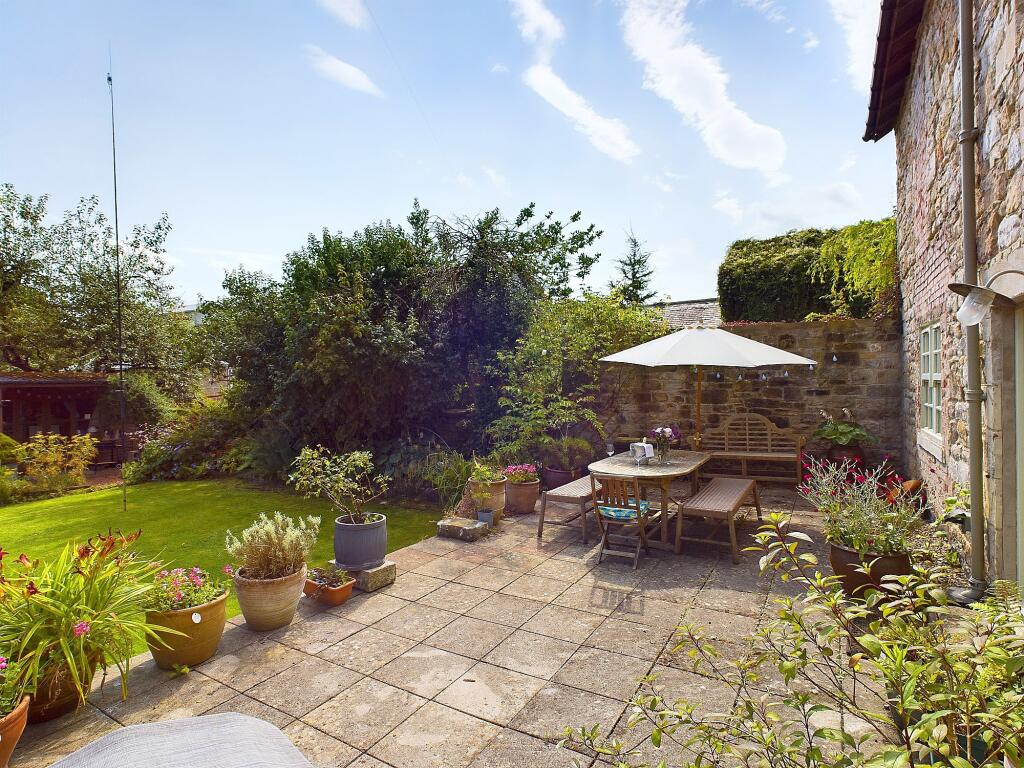 CAM04201G0-PR0003-STILL038