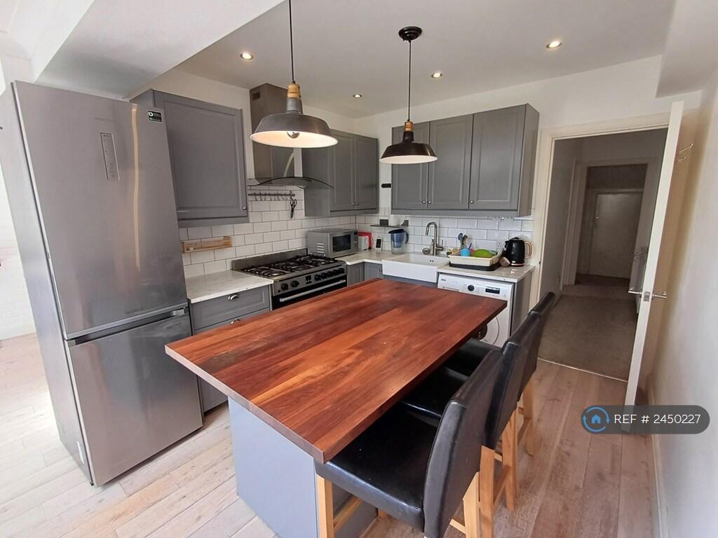 Large Open Plan Kitchen With Dishwasher 