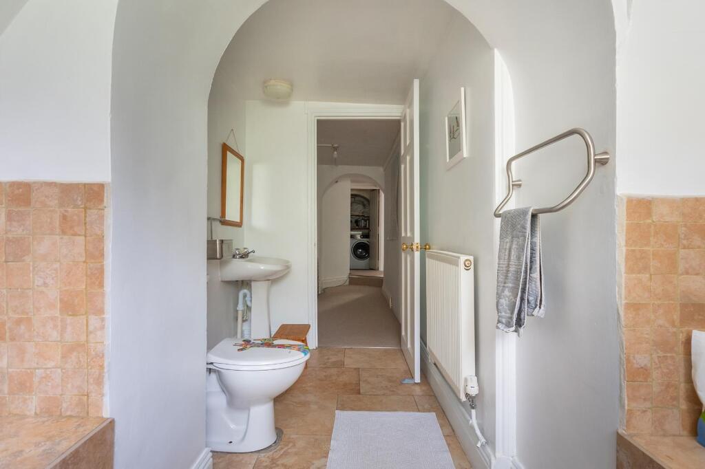 0W2PCN - Bathroom E.jpg