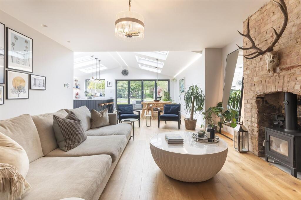 17 Woodland Way (28).jpg