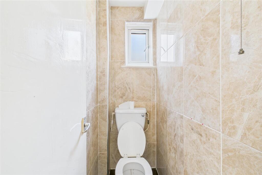 Flat B - toilet