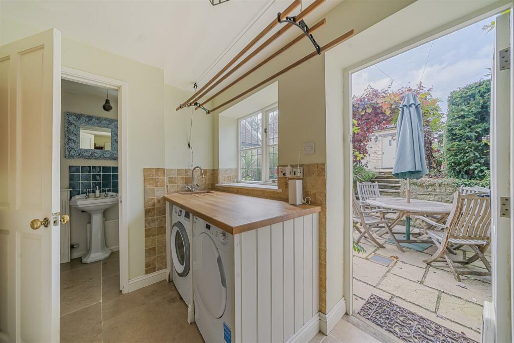 Menhendra, 17 Bell Lane, Syresham (12).jpg