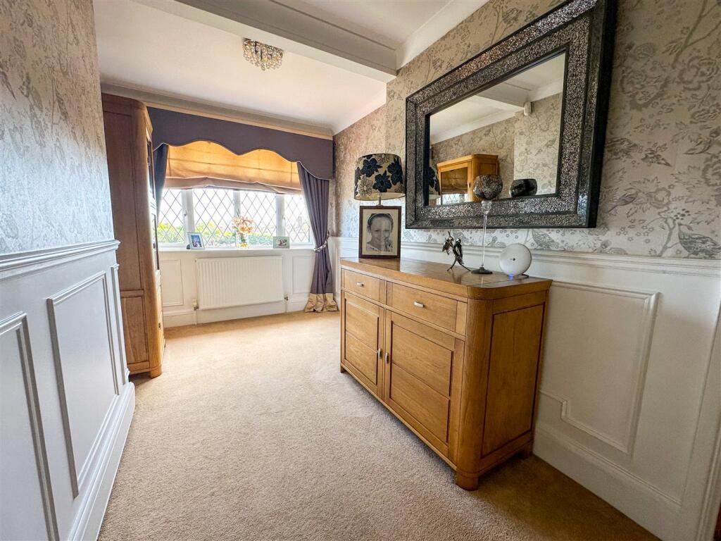 FIRST FLOOR LANDING