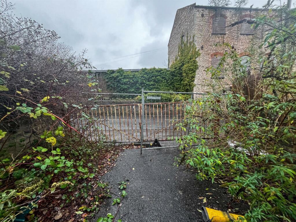 17 Station Road, Midsomer Norton, BA3 2AZ Freehold