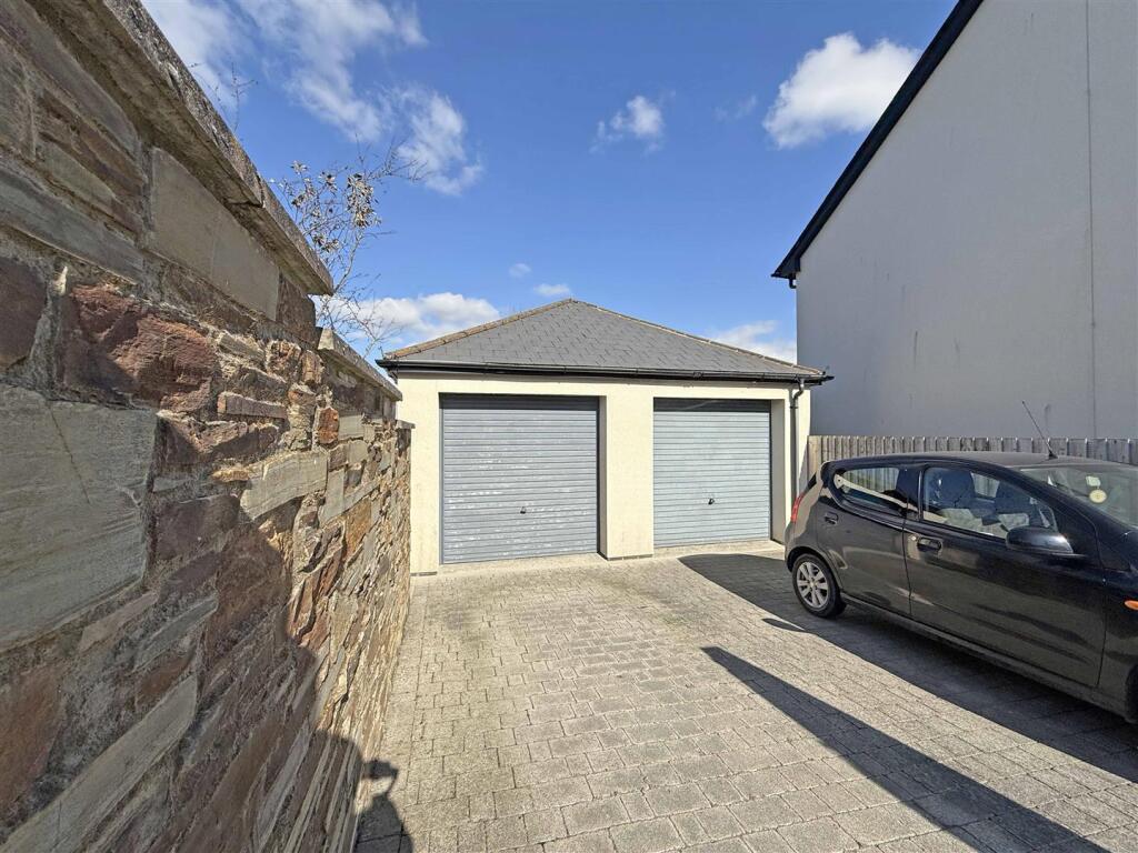 Cobham Close 14 - Garage.jpg