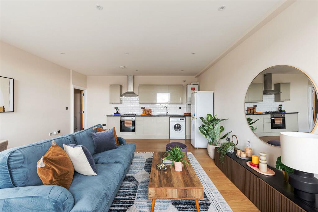 Eastwood Close, E18