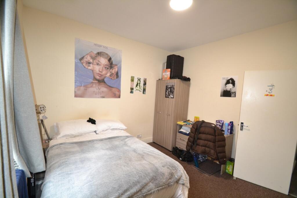 A cozy double bedroom featuring a comfortable b...