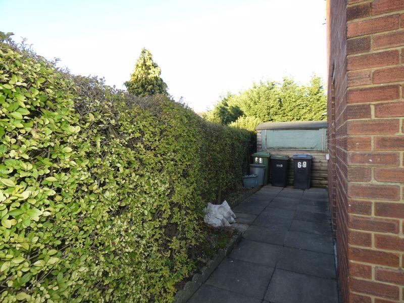 Side access to Rear garden