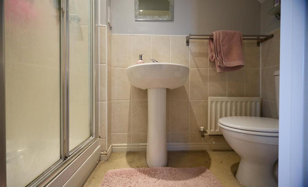 EN-SUITE SHOWER ROOM