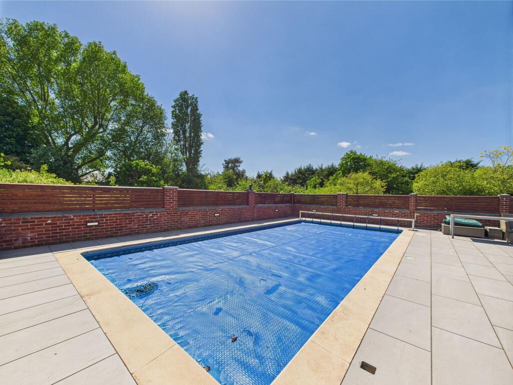 Heated Swimming Pool &amp; Patio