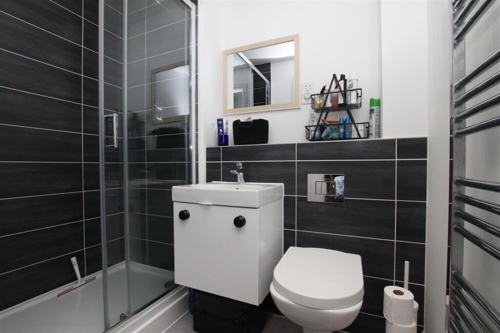Ensuite.JPG