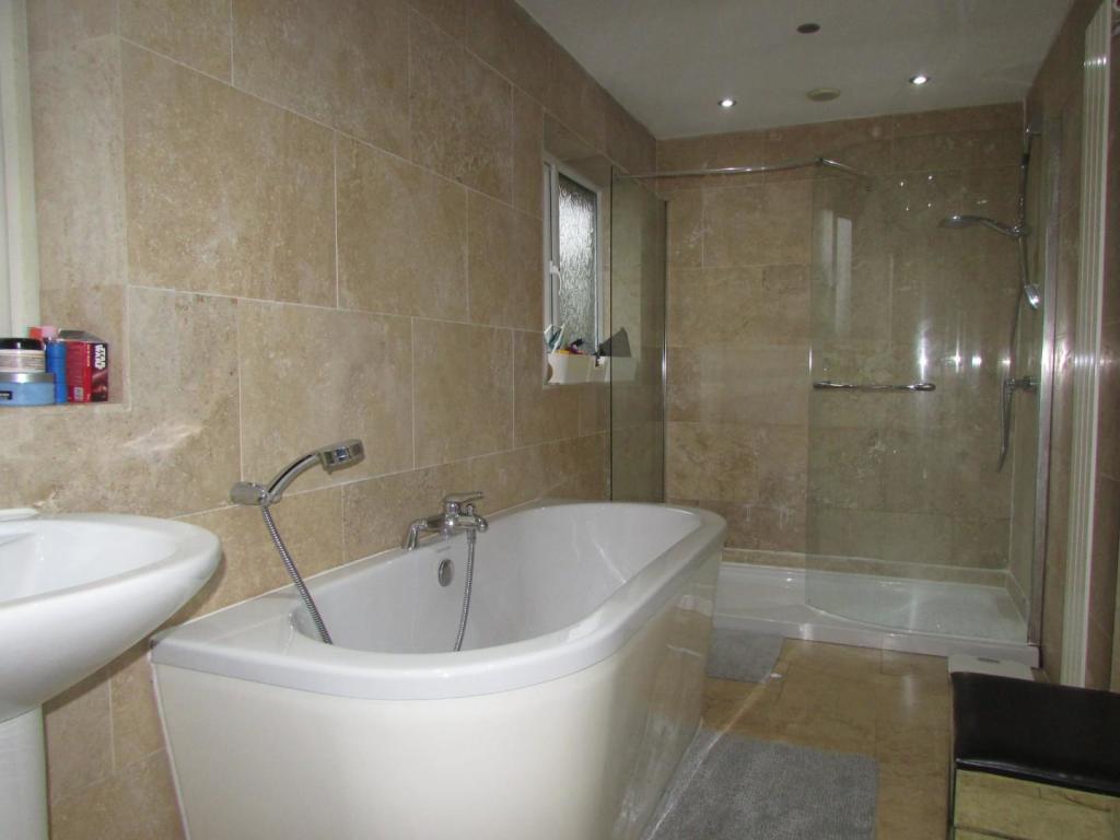 WhitewillowCl8bath1.JPG