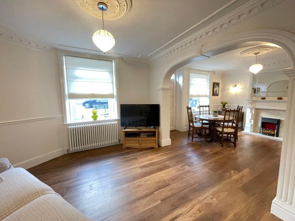 OPEN PLAN LIVING/ DINING ROOM