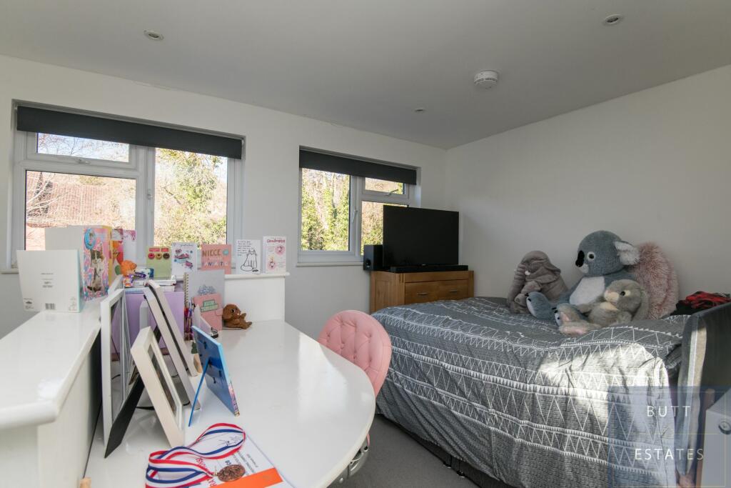 Master Bedroom With En-Suite Shower Room