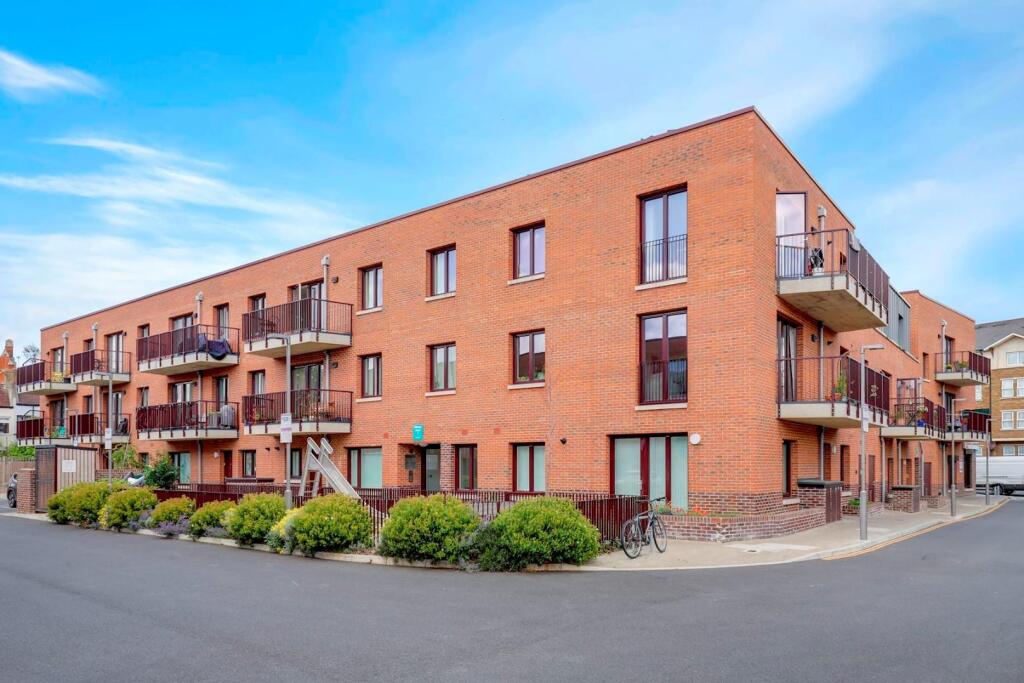 14-eff1JHPropWorld - 1 Melody Court - 40-medium.jp