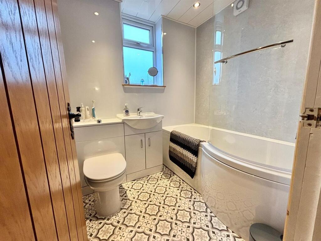 Bathroom ( Ground Floor)