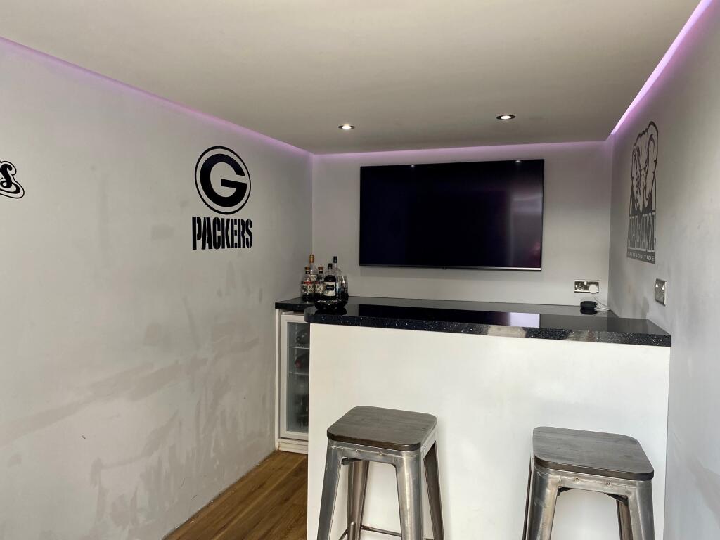Outside Bar