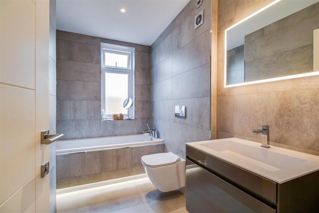 EN SUITE BATHROOM