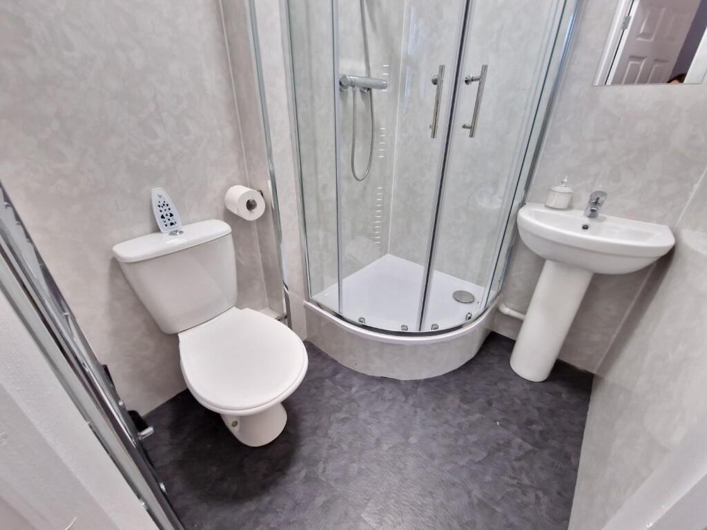 room 5 ensuite.jpg