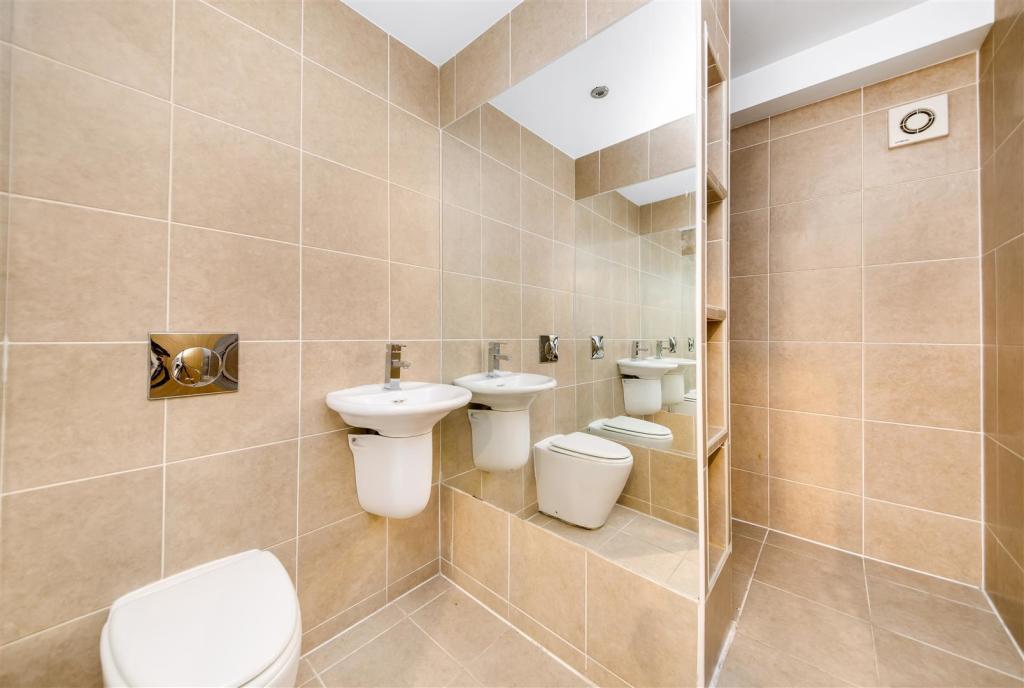 EN-SUITE SHOWER ROOM