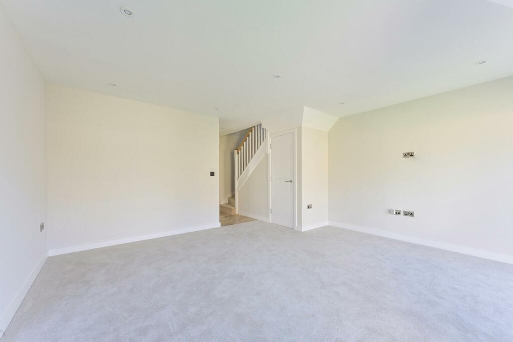 FAIRWAYS, HOUSE 1- Lounge 3.jpg