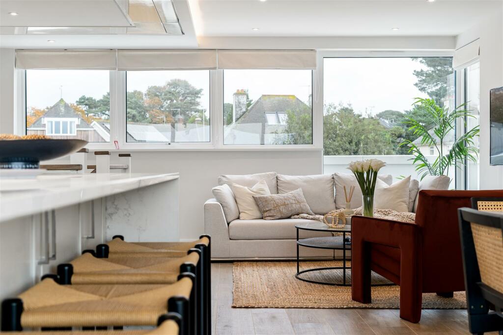 304 Sandbanks Road 327170 - (8).jpg