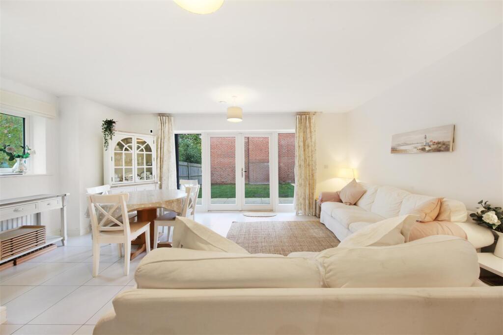 10 Phelps Lane - Uoyx8hLc3bmwFNb9VWSz.jpg