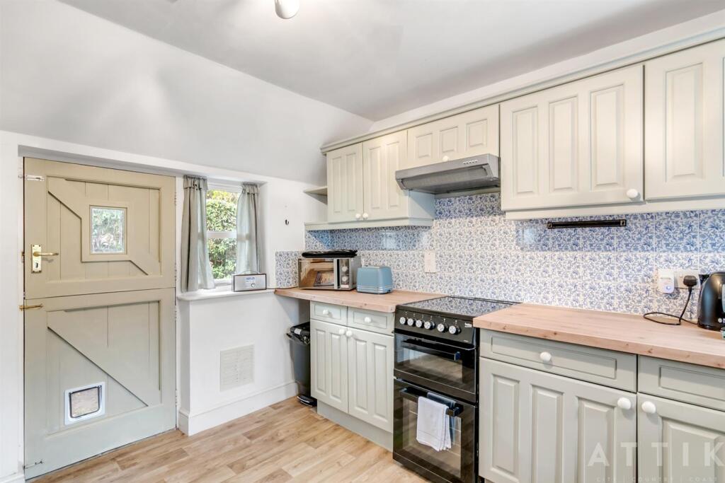 Attik 25 High Street Wangford NR34 8RL (15).jpg