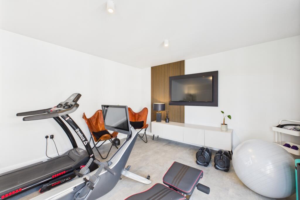 CAM04201G0-PR0088-STILL043