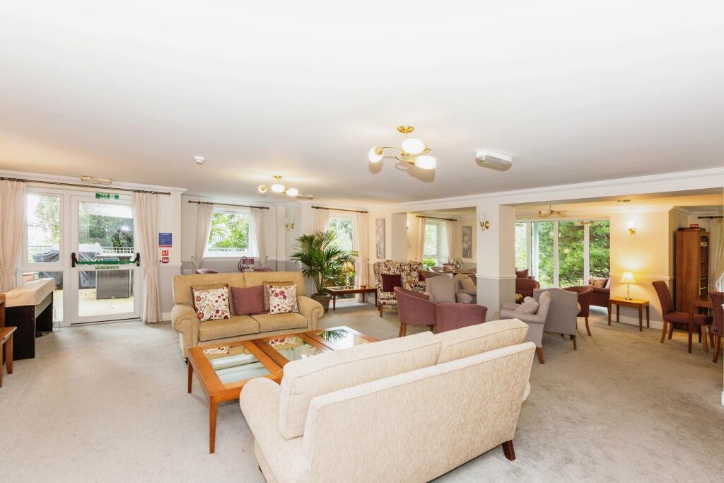 COMMUNAL LOUNGE