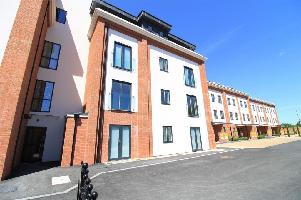 Apartment block 02.jpg