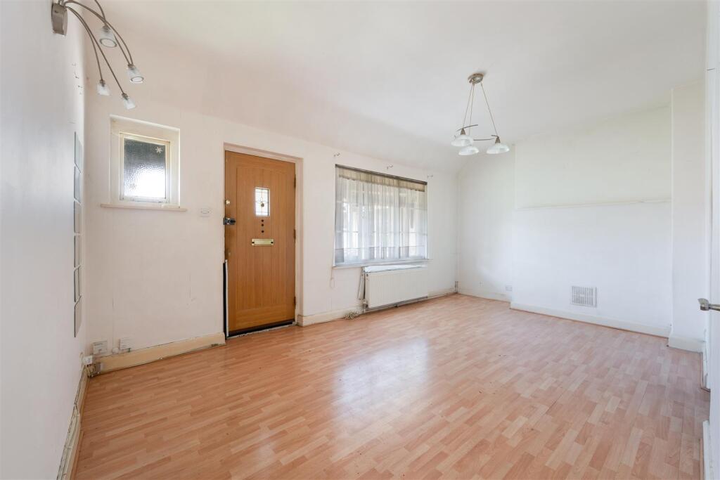 COURT FARM GARDENS (6).jpg