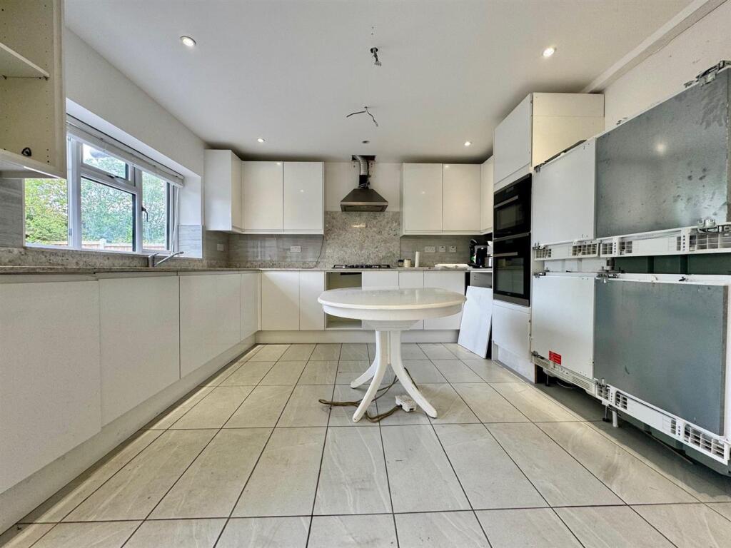 Kitchen 2.jpg