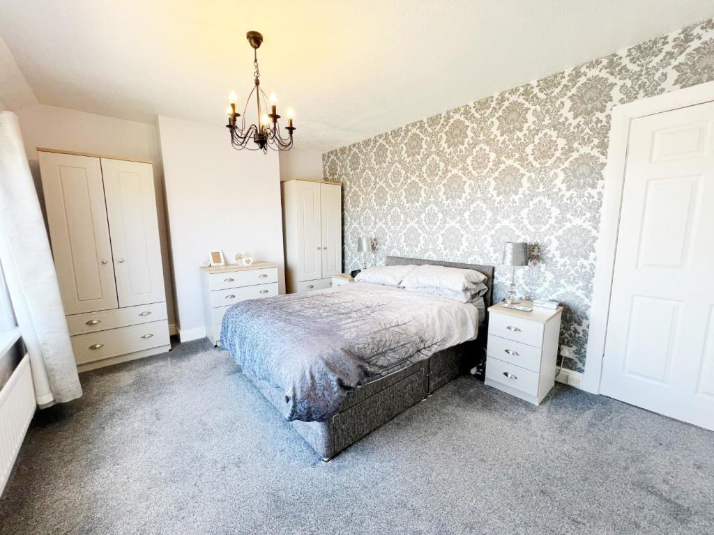 Bedroom 1 pic 1.jpg
