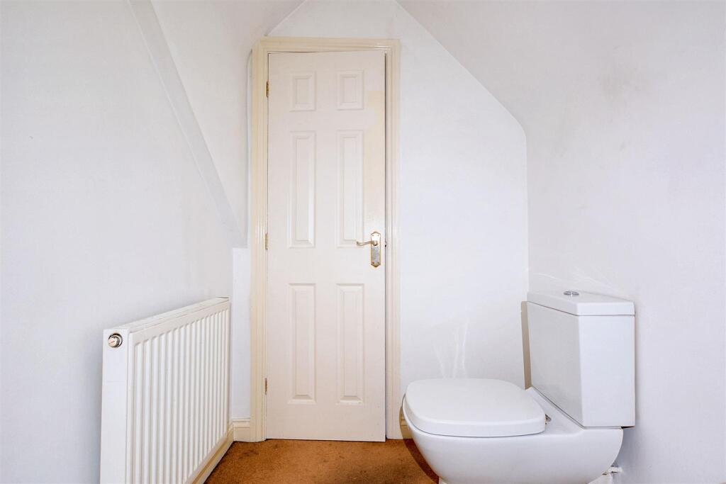 Upstairs Bathroom_2.jpeg