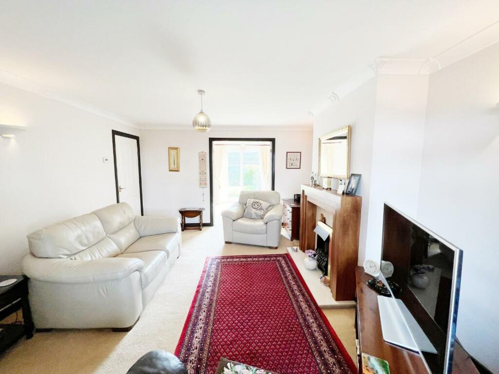 Lounge pic 3.jpg
