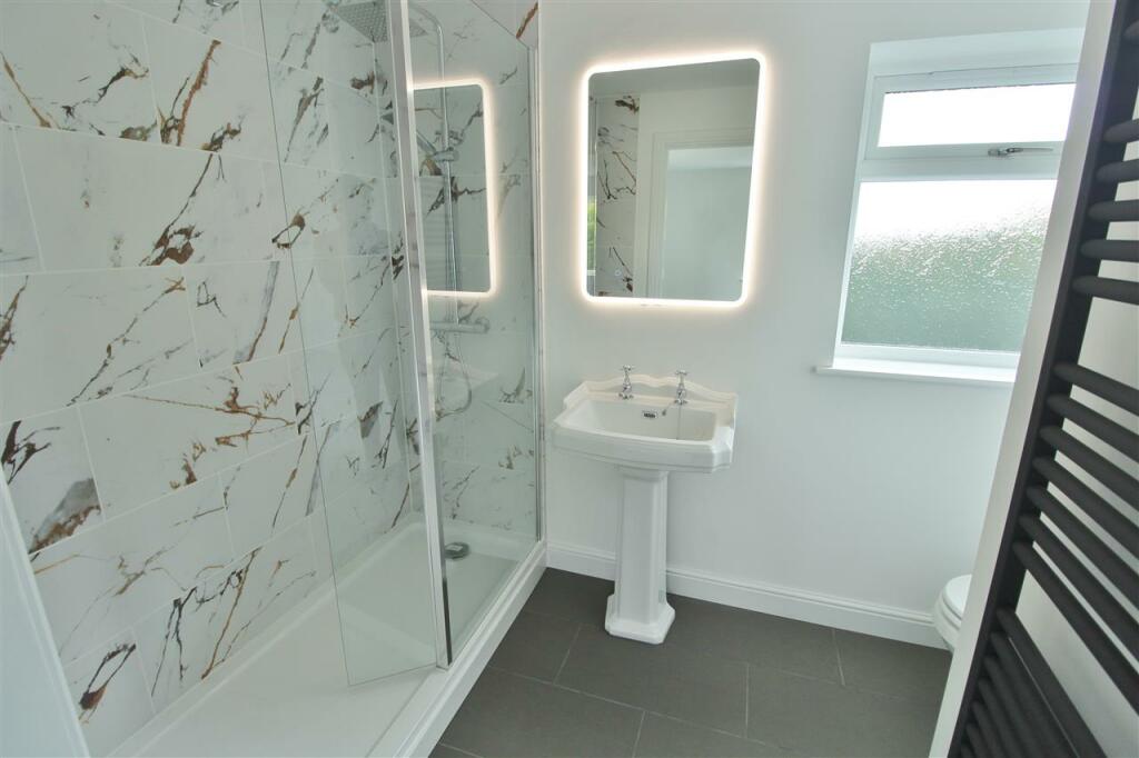 EN-SUITE SHOWER ROOM