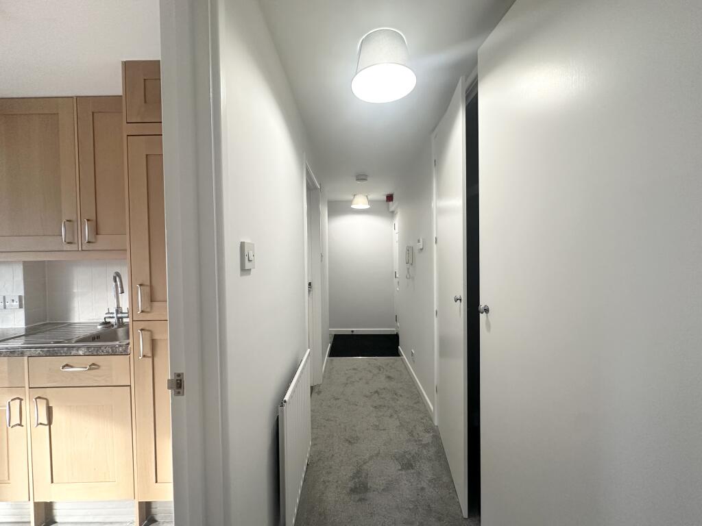 5 KITCHEN HALLWAY.jpg