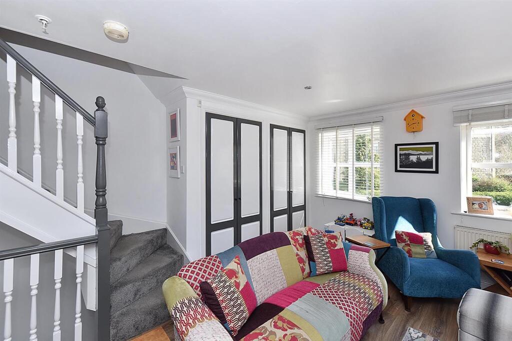 DUAL ASPECT LIVING ROOM