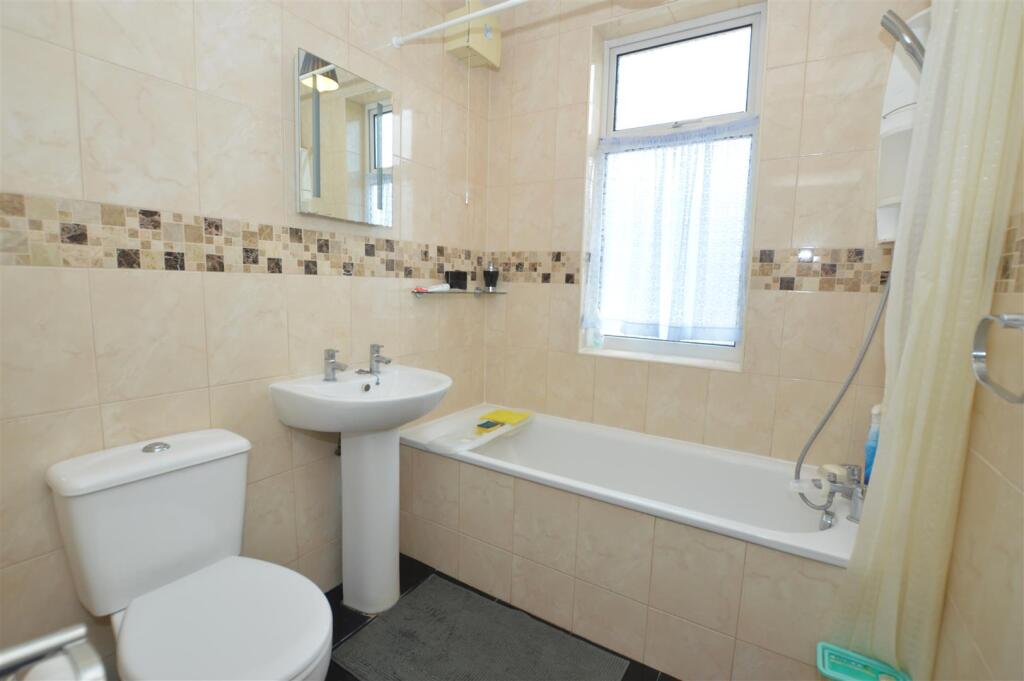 31 Argyle Avenue bathroom.JPG