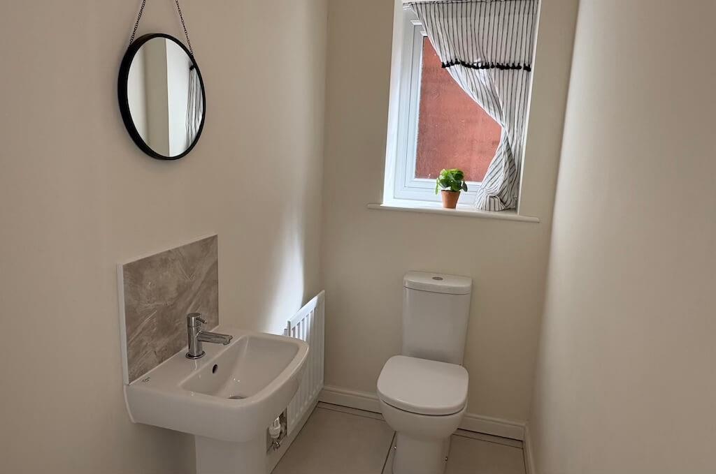 3 Clos Cloakroom 13.38.27.jpg