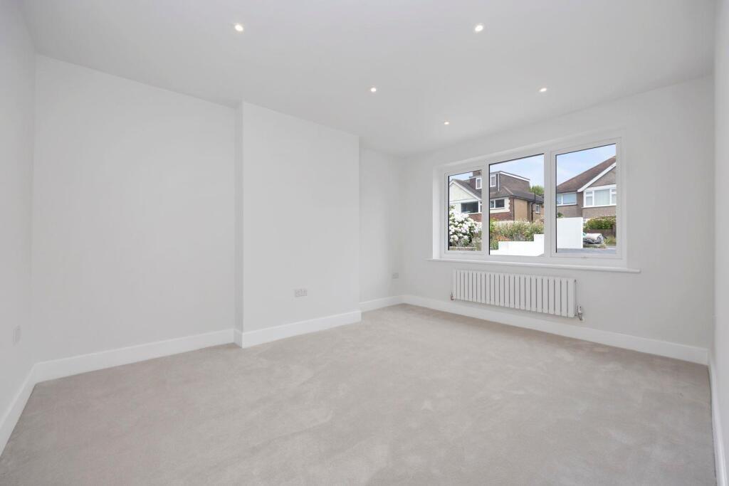 Gleton Avenue 15 FRONT ROOM.jpeg