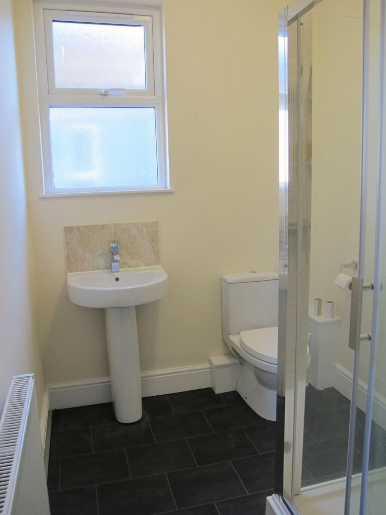 This modern bathroom suite features a clean des...