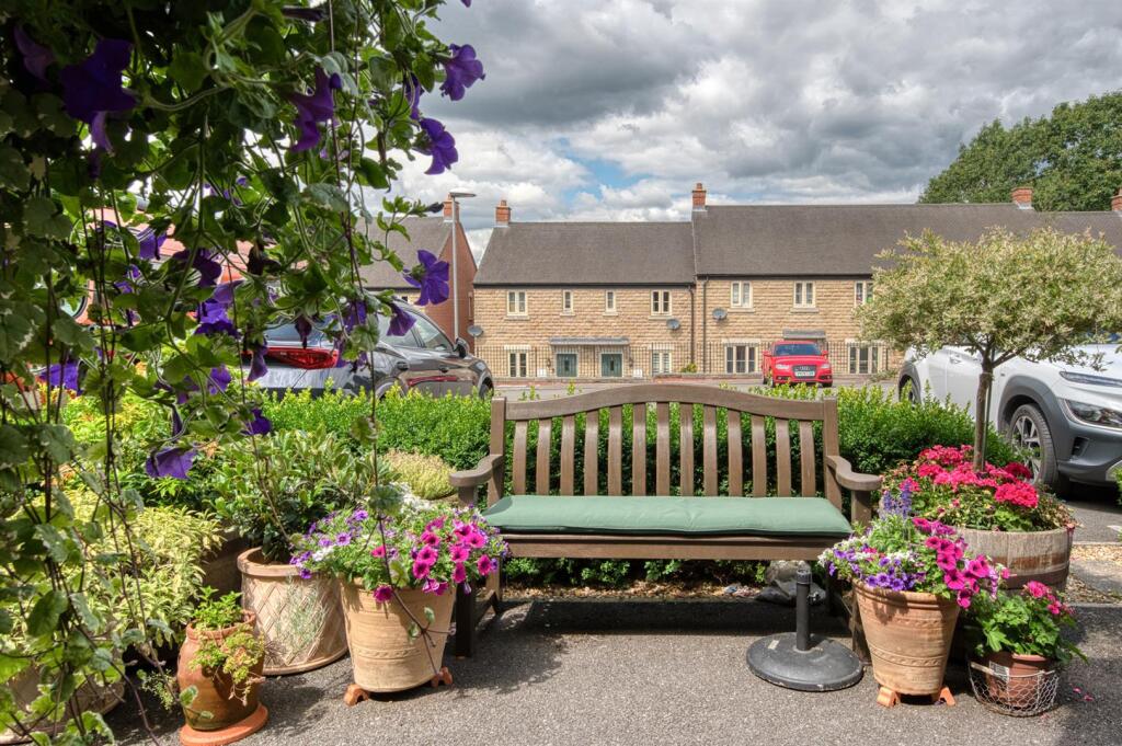 Front Garden bench.jpg
