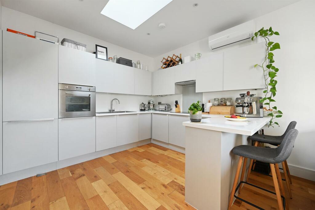 BCHJ - Flat 5, 125 Richmond Road - Kitchen3 (1).jp