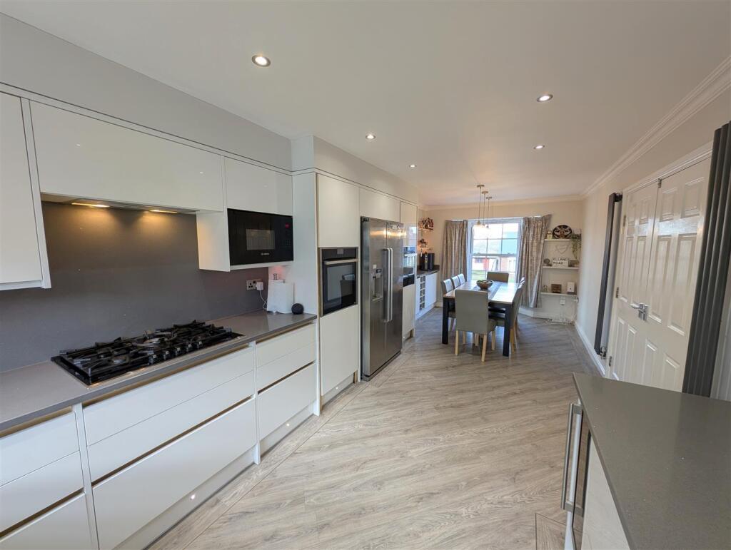 Kitchen/ Dining Room